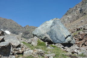 камень